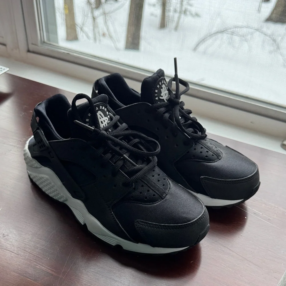 Women’s Nike Air Huaraches - Picture 7 of 8